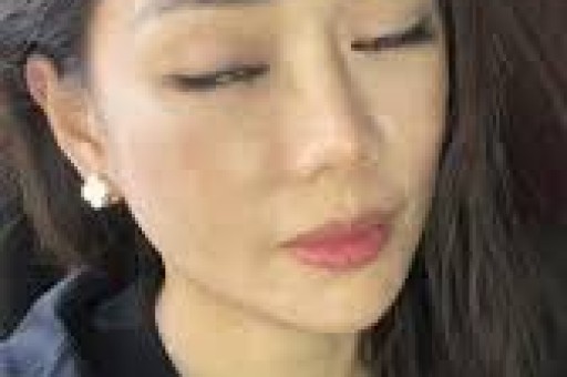 “假洋牌”优思益翻车事件：网红集体致歉背后的品牌包装术与流量陷阱